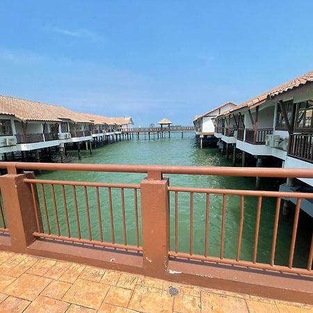 Hotel Cuti-Cuti Port Dickson Water Chalet Exterior foto